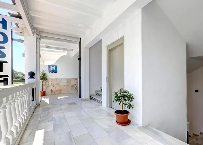 Puerta Almar Pensión 3*