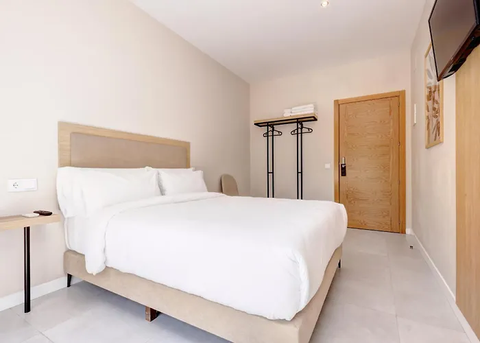 Puerta Almar Pensión 3*